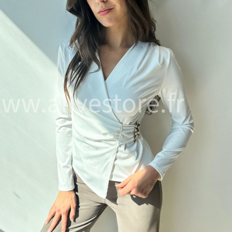 Top Léa croisé blanc élégant avec détail argenté – ALIVE STORE