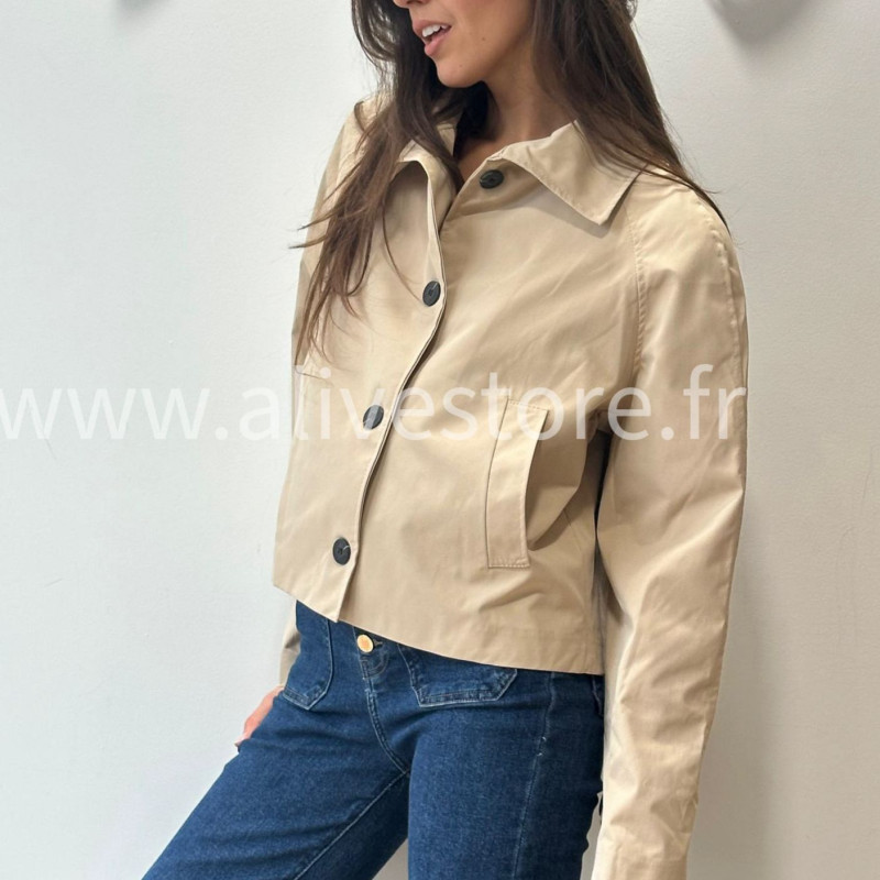 VESTE ROMY BEIGE COURTE CLASSIQUE – ALIVE STORE