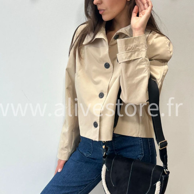 VESTE ROMY BEIGE COURTE CLASSIQUE – ALIVE STORE